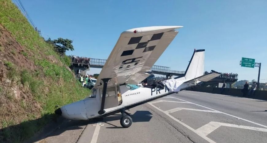 Avião faz pouso de emergência na Rodovia Régis Bittencourt, na Grande SP