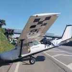 Avião faz pouso de emergência na Rodovia Régis Bittencourt, na Grande SP