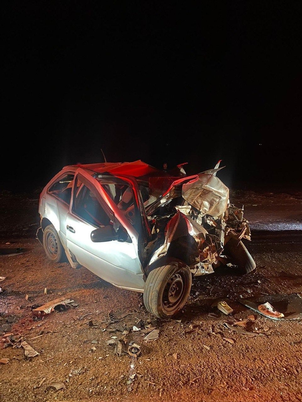 Acidente deixa carro destruído e uma pessoa morta no Triângulo Mineiro; veja imagens