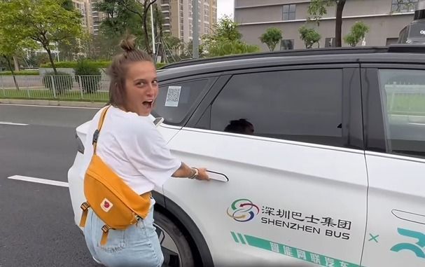 Serviço de táxi sem motorista: influenciadora choca web ao andar em carro autônomo de aplicativo chinês