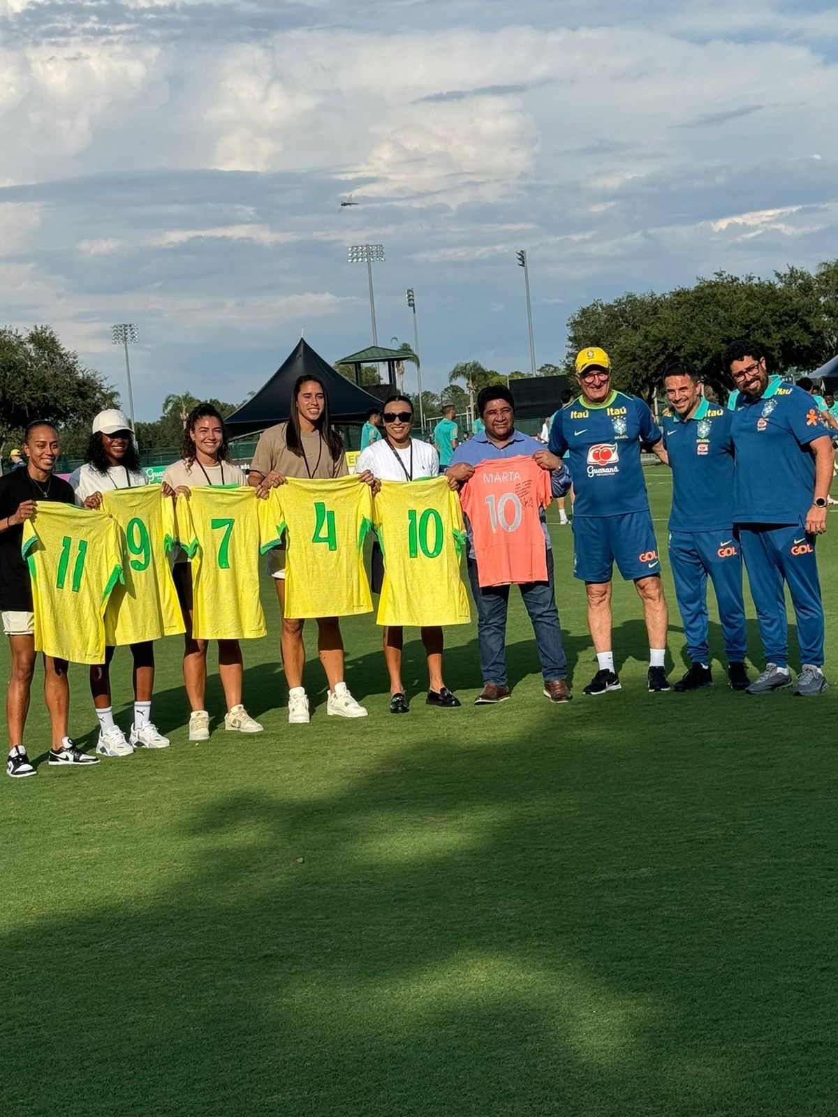 Marta e jogadoras do Orlando City visitam treino da Seleção Brasileira e recebem homenagem