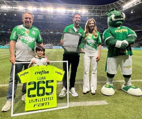 De saída para futebol mexicano, Luan recebe homenagem do Palmeiras