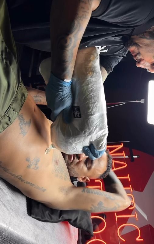 Neymar faz tatuagem em homenagem à Mavie, filha do jogador de oito meses