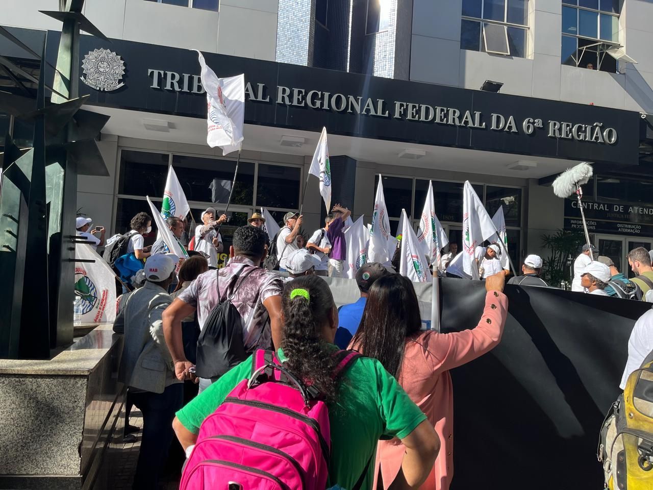 Atingidos pelo rompimento de barragem em Mariana protestam em frente ao TRF-6