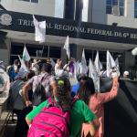 Atingidos pelo rompimento de barragem em Mariana protestam em frente ao TRF-6