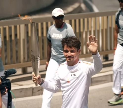 Paris 2024: piloto da Fórmula 1 carrega tocha olímpica pelas ruas de Mônaco
