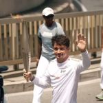Paris 2024: piloto da Fórmula 1 carrega tocha olímpica pelas ruas de Mônaco