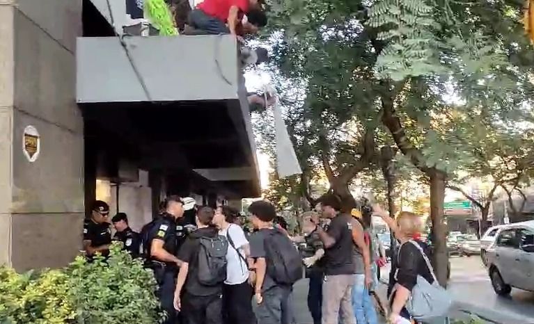 Justiça determina a retirada de manifestantes que ocupam prédio da Prefeitura de BH