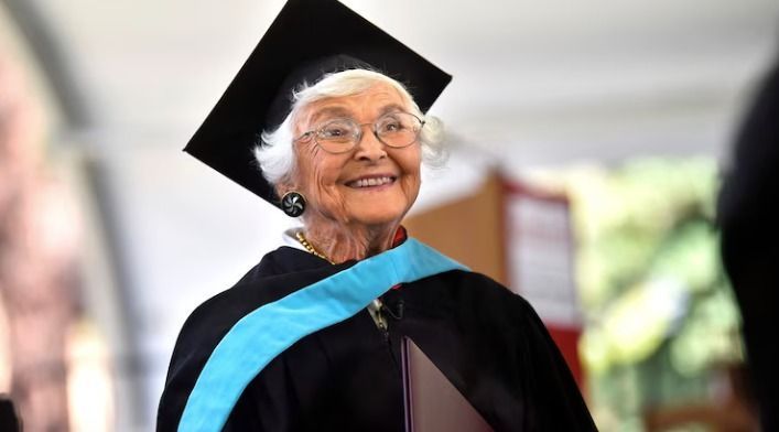 Aos 105 anos, idosa recebe título de mestrado na universidade de Stanford, nos EUA