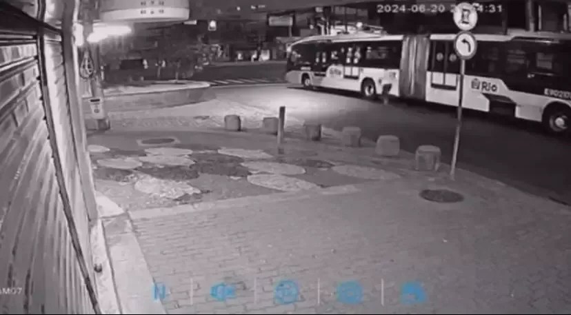 Vídeo: motorista morre atropelado pelo próprio ônibus ao tentar evitar acidente no RJ