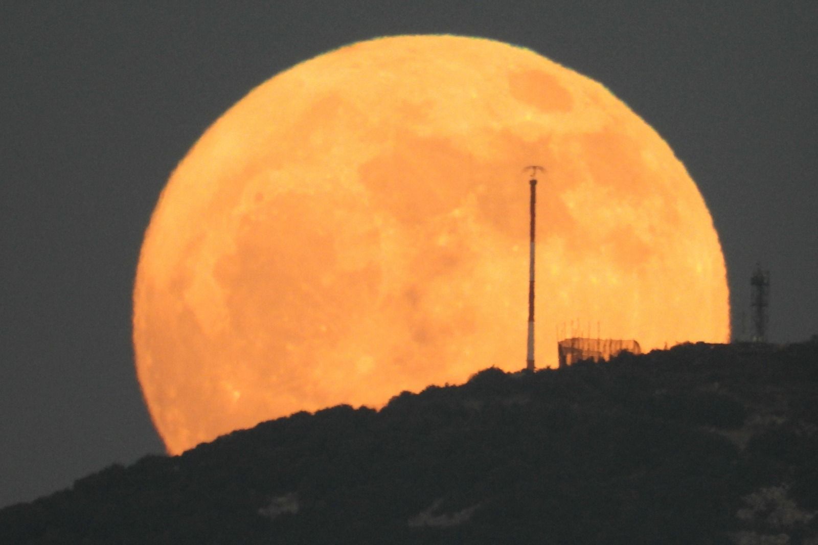 Lua do Esturjão e cinco planetas alinhados: quando e como ver o fenômeno de agosto