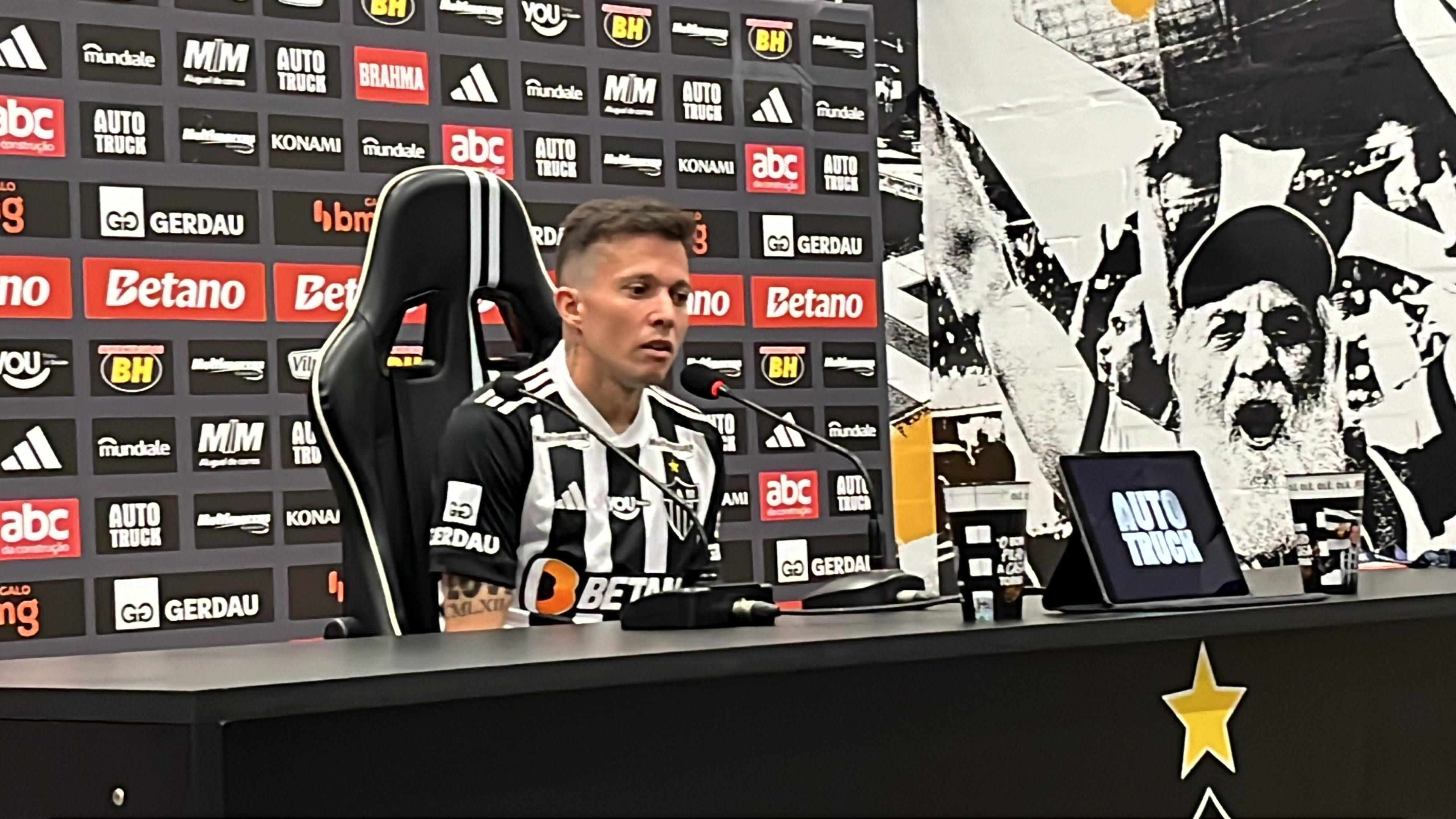Apresentado no Atlético, Bernard revela que volta poderia ter acontecido em 2023