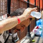 O truque alemão para refrescar o seu quarto sem precisar de ar condicionado: basta uma garrafa