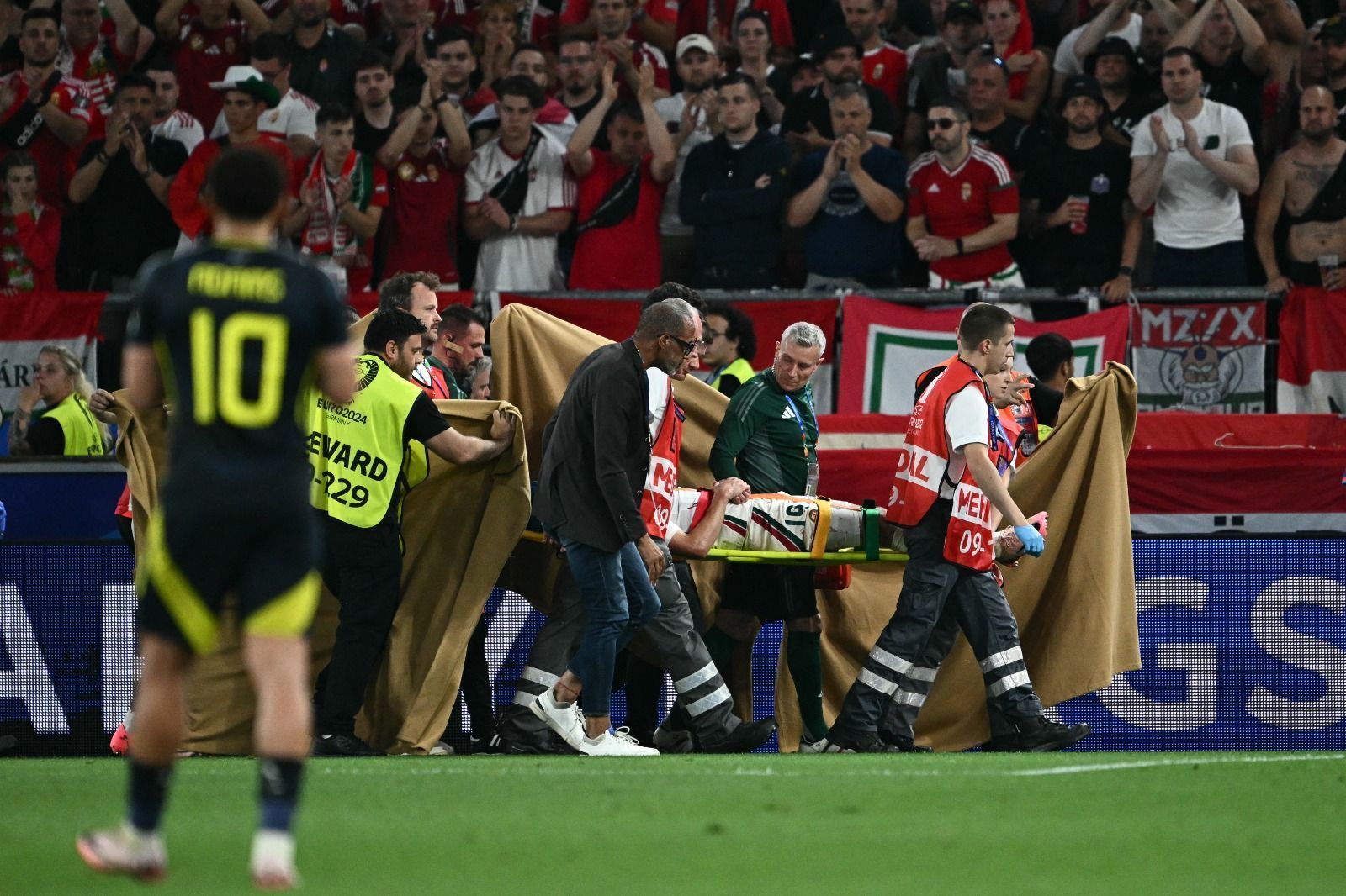 Hungria vence Escócia e segue viva na Eurocopa; atacante cai desacordado