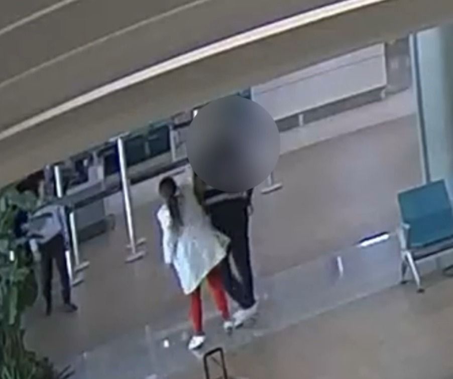 Vídeo: circuito flagra momento em que mulher presa por injúria racial agride funcionário em Confins