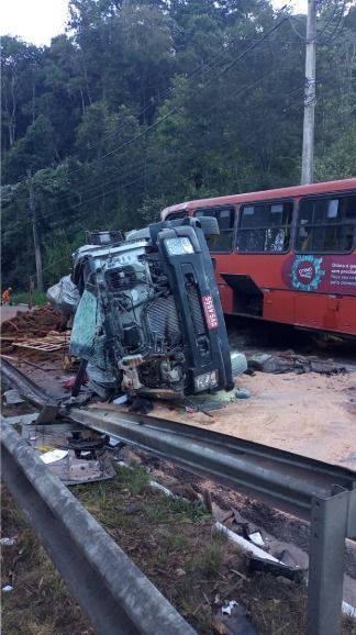 Trânsito é normalizado na MG-30 nove horas após acidente que deixou 12 feridos na Grande BH