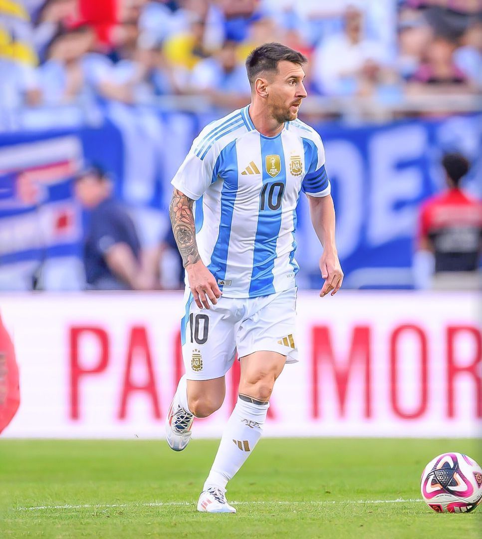 Jogador do Cruzeiro posta foto com Messi e manda recado ao argentino