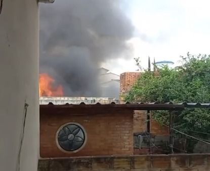 Incêndio de grandes proporções atinge galpão em Belo Horizonte