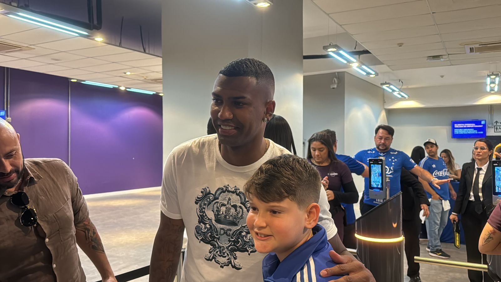 Acertado com o Cruzeiro, volante assiste ao jogo com Athletico-PR no Mineirão