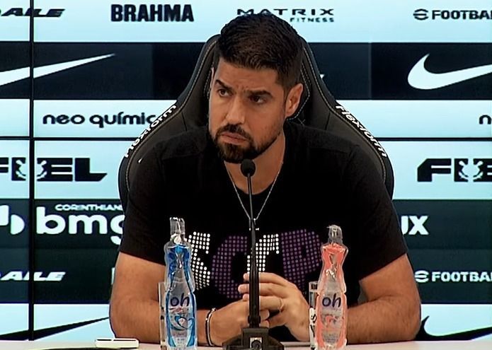 António Oliveira deixa recado em coletiva e indica pessoas 'se servindo' do Corinthians