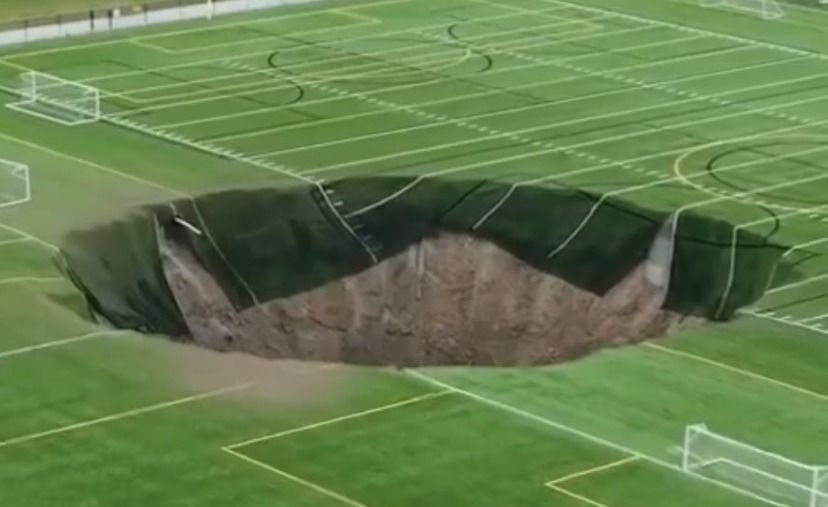 Vídeo: solo afunda e causa cratera em campo de futebol nos EUA