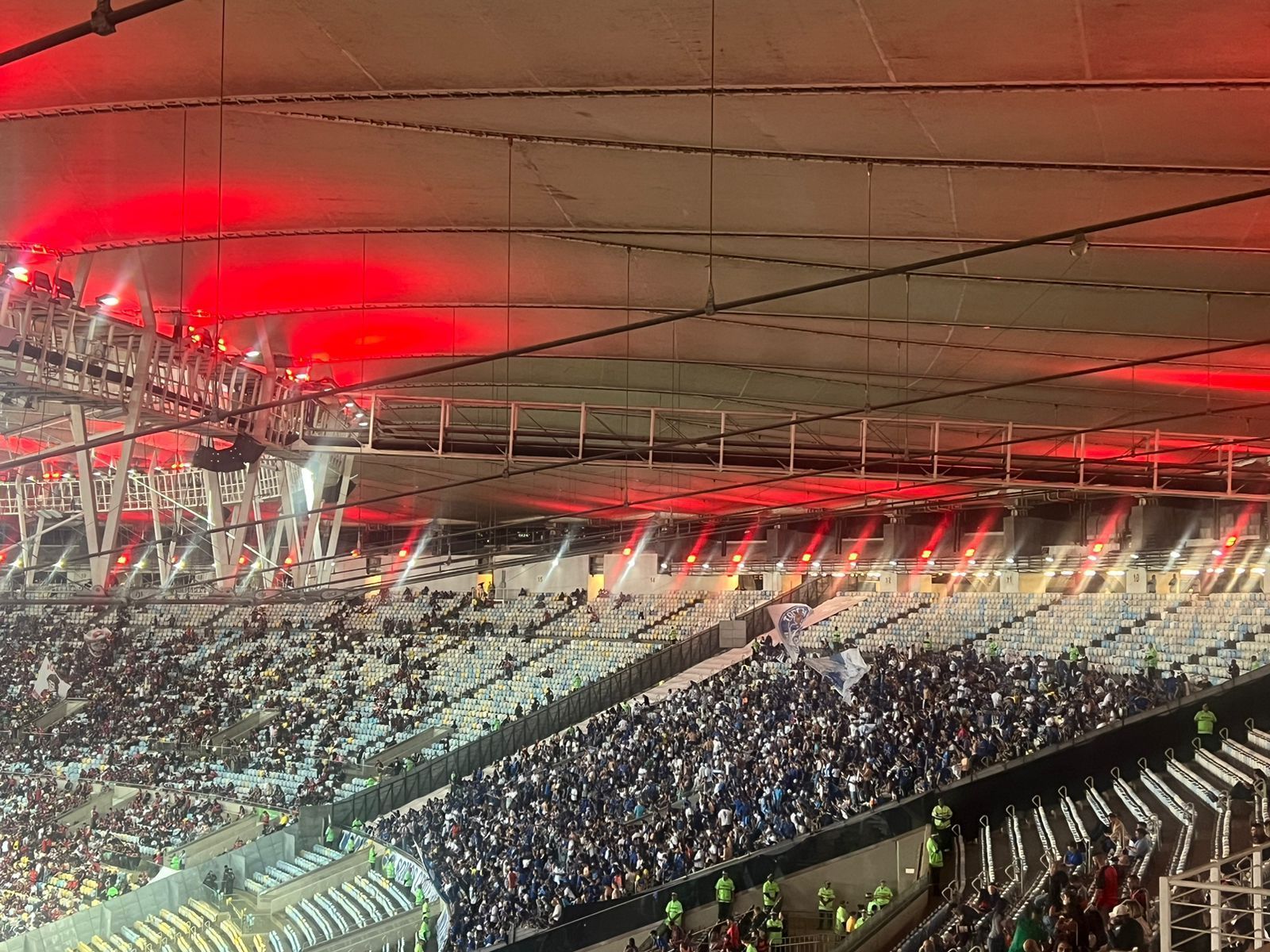 Em bom número, torcida do Cruzeiro ‘invade’ o Maracanã diante do Flamengo