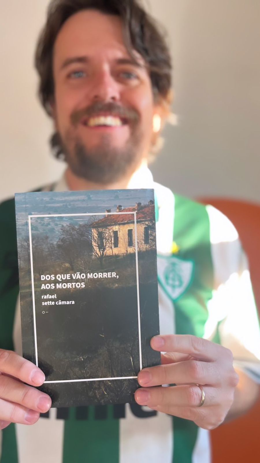Torcedor do América lança livro sobre paixão por futebol como forma de lidar com luto