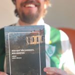 Torcedor do América lança livro sobre paixão por futebol como forma de lidar com luto