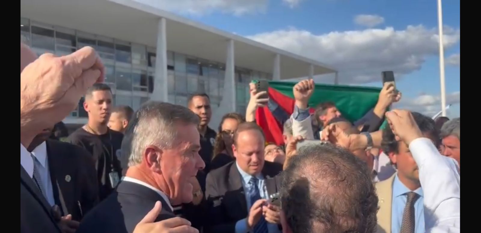 Prefeitos do RS são contidos por seguranças após tentarem subir a rampa do Planalto