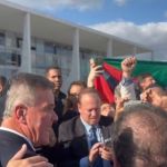 Prefeitos do RS são contidos por seguranças após tentarem subir a rampa do Planalto