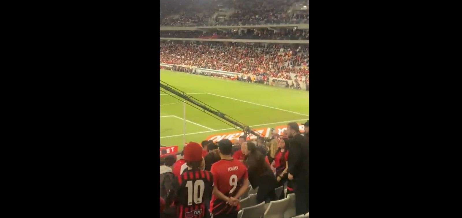 Vídeo: torcedores do Athletico agridem são-paulinos 'infiltrados' em jogo da Série A