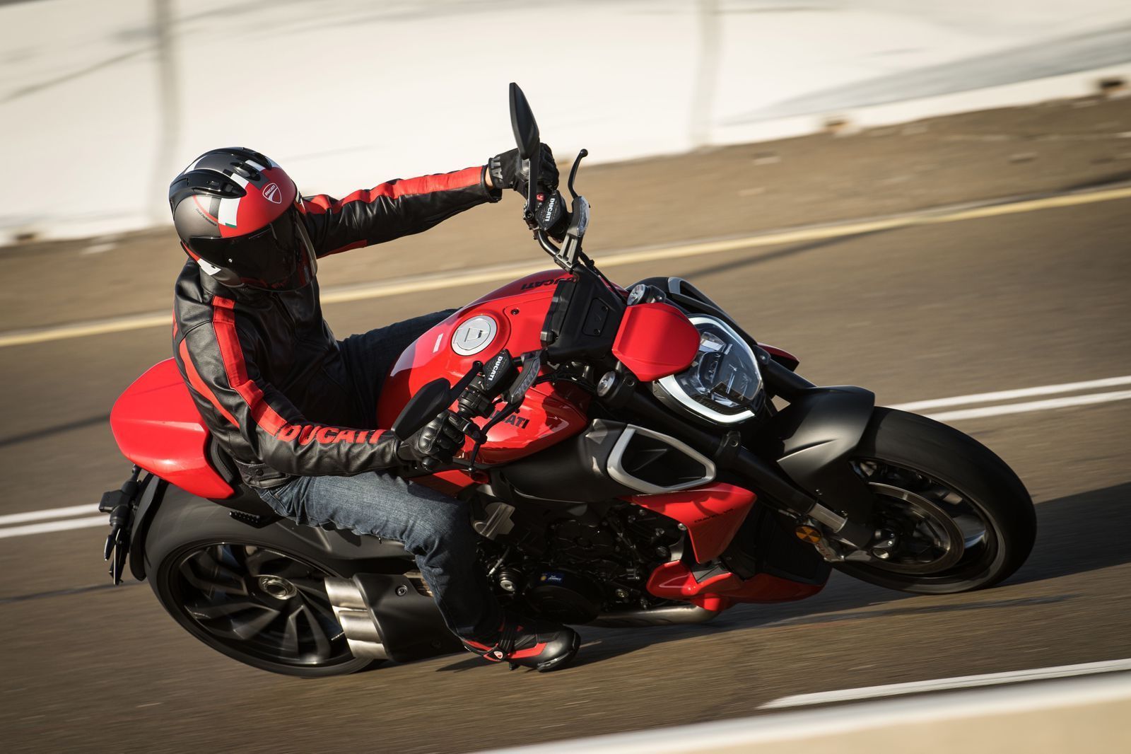 A exagerada e musculosa Diavel V4