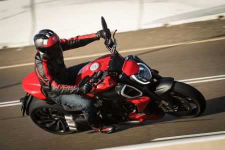 A exagerada e musculosa Diavel V4