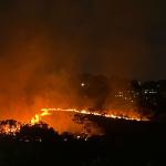 Vídeo: incêndio de grandes proporções atinge mata próxima a Via Expressa em BH