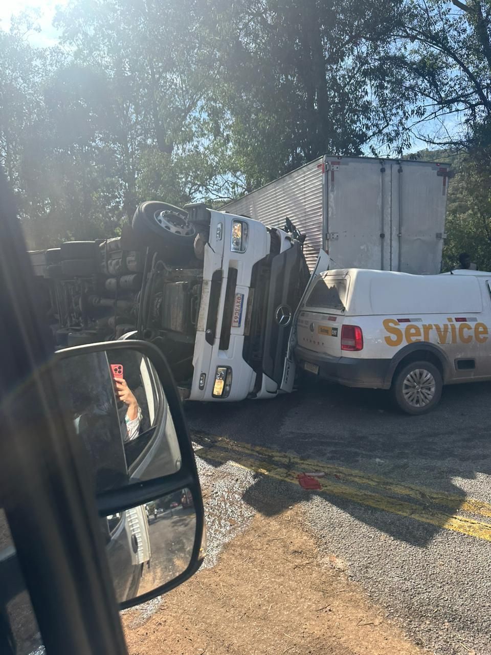 Vídeo: carreta tomba, atinge um caminhão e um ônibus e deixa três feridos na BR-381