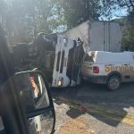 Vídeo: carreta tomba, atinge um caminhão e um ônibus e deixa três feridos na BR-381