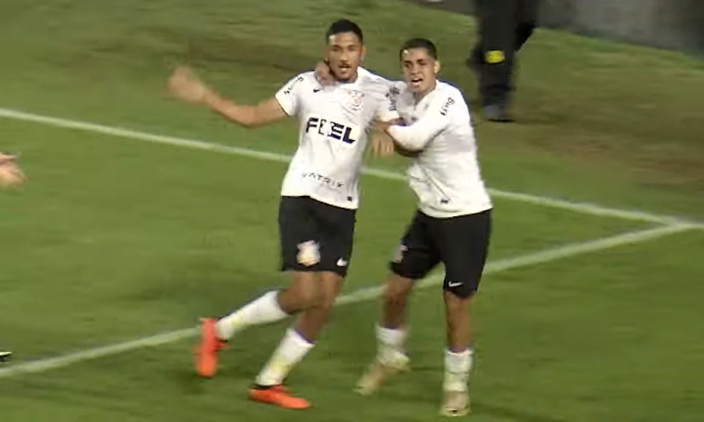 Corinthians marca duas vezes nos acréscimos e vence o Bahia no Brasileirão Sub-20