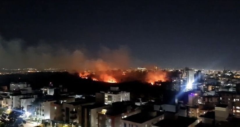 Incêndio no Castelo dura mais de 4 horas e moradores usam mangueiras no combate às chamas