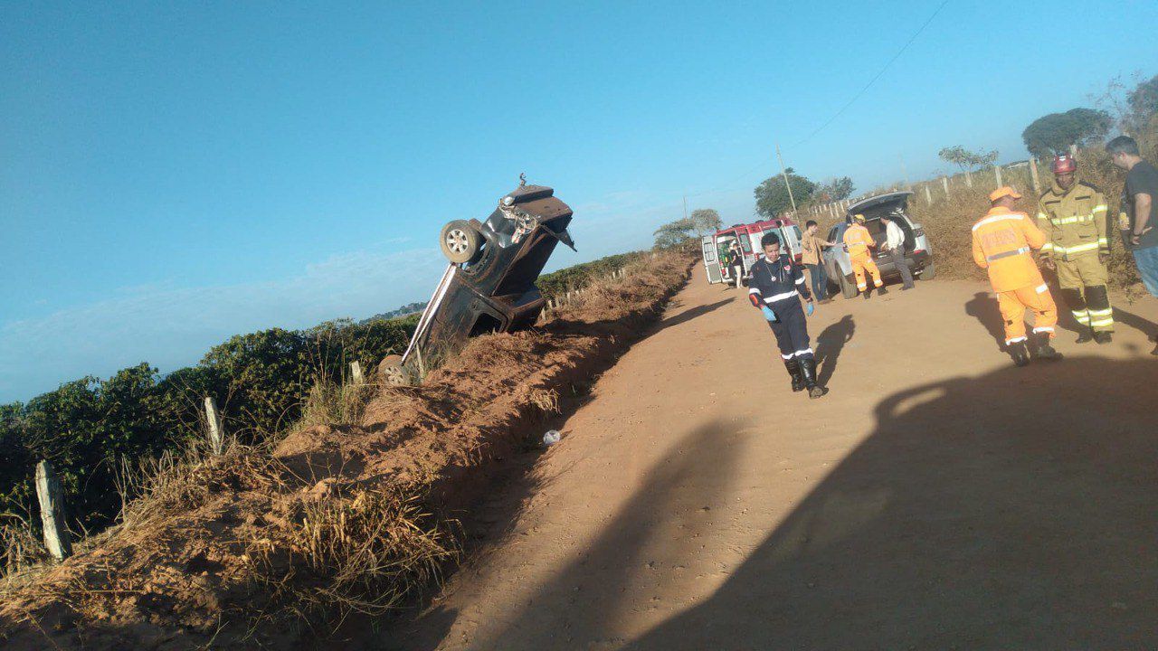 Caminhonete capota no sul de Minas e deixa cinco jovens feridos