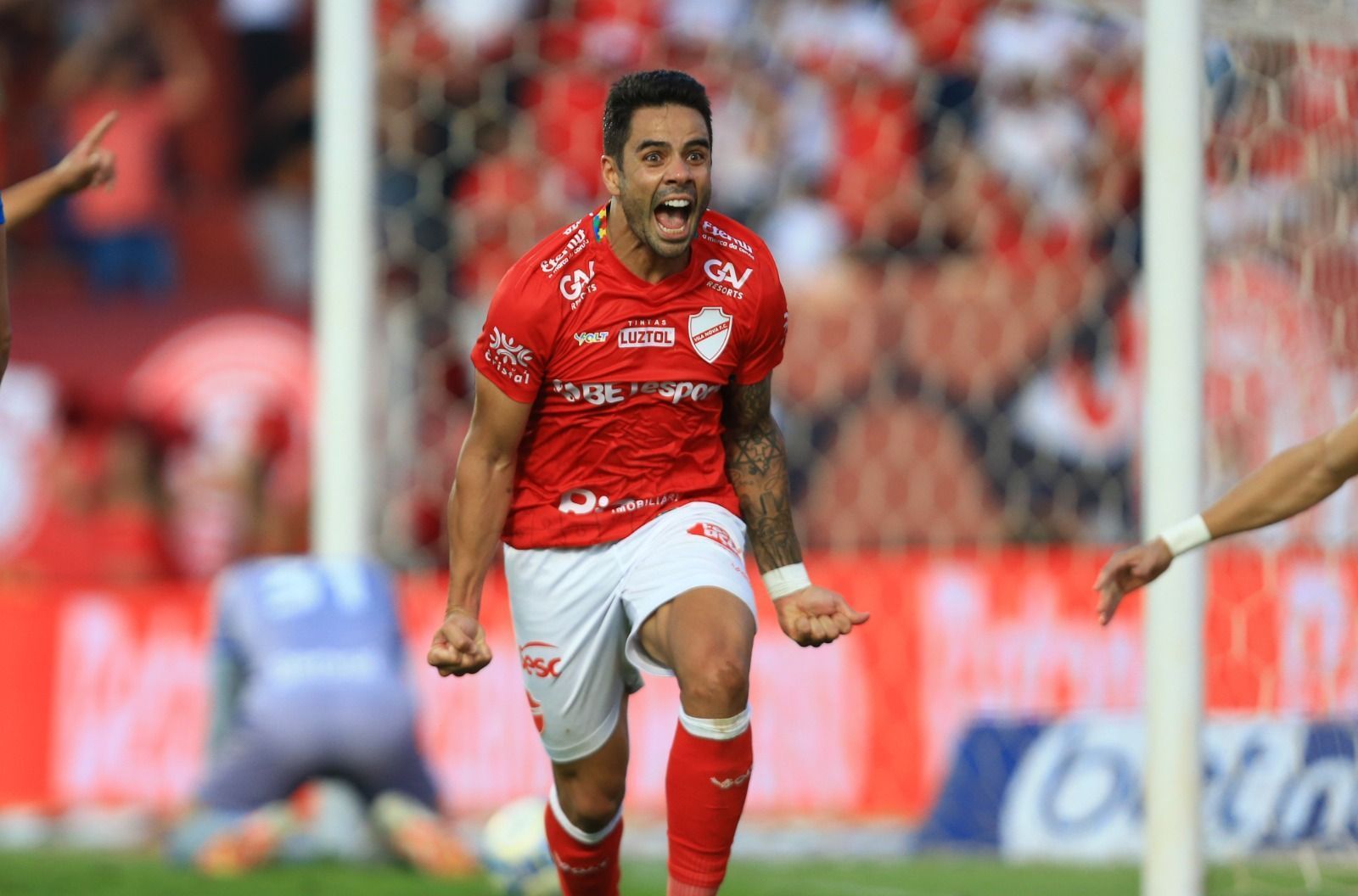 Ex-América faz golaço, ofusca estreia de Love, e Vila Nova vence Avaí pela Série B