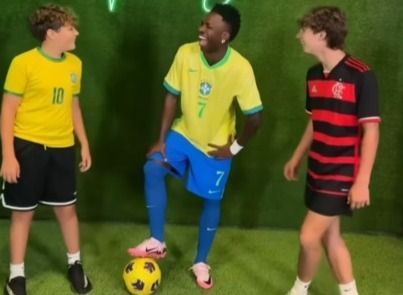 Vini Jr. faz surpresa para fãs em museu de estátuas de cera; veja vídeo