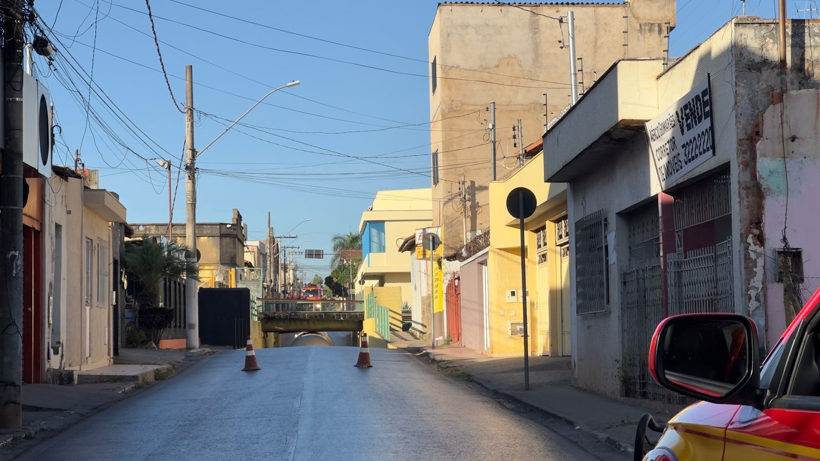 Moradores são evacuados após caminhão entalar em viaduto e causar vazamento de gás em Montes Claros (MG)