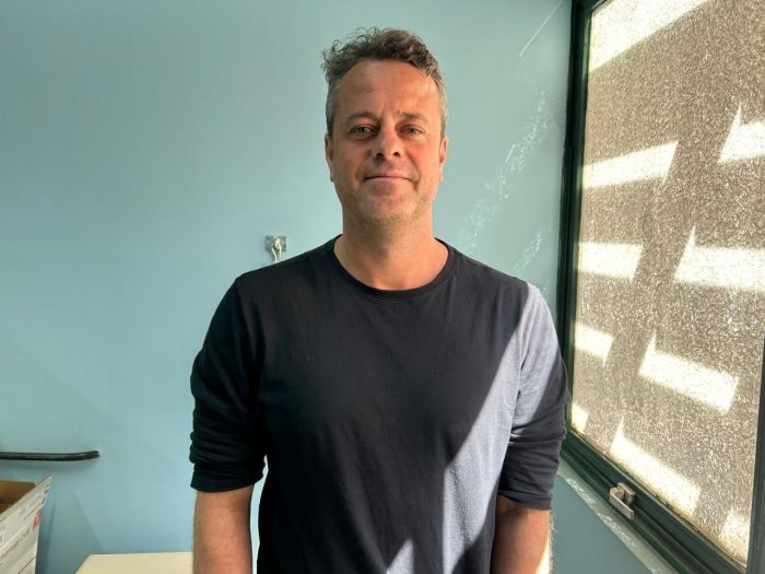 Camilo Aggio, professor e pesquisador da Universidade Federal de Minas Gerais, com estudos em comunicação, democracia e desinformação, diz que desinformação gera ruído informacional