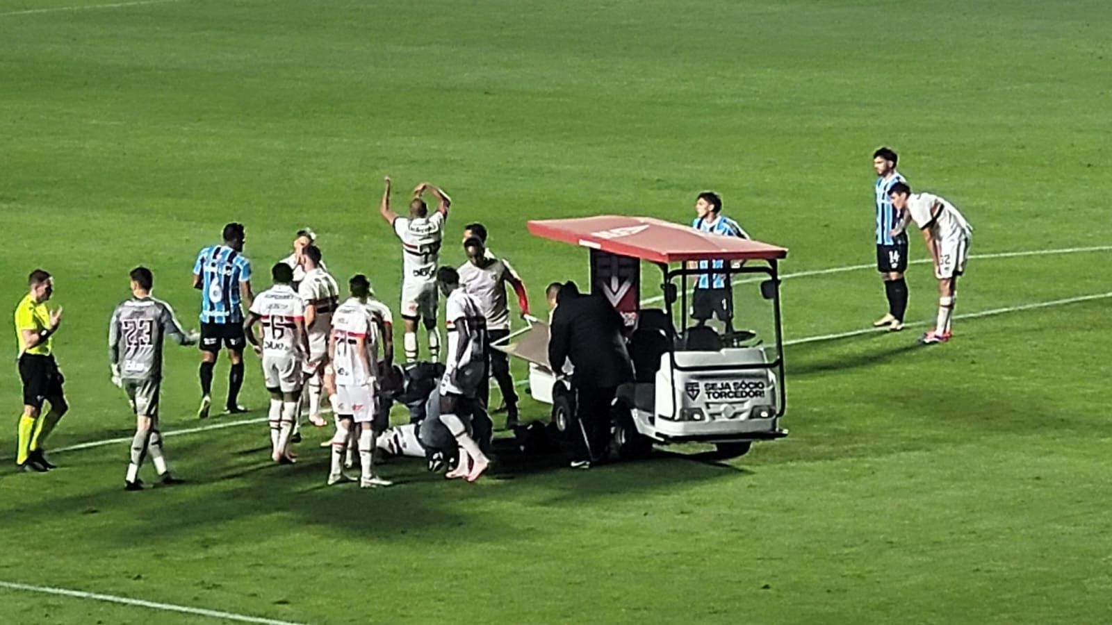 Alisson deixa campo chorando após sentir lesão e preocupa no São Paulo