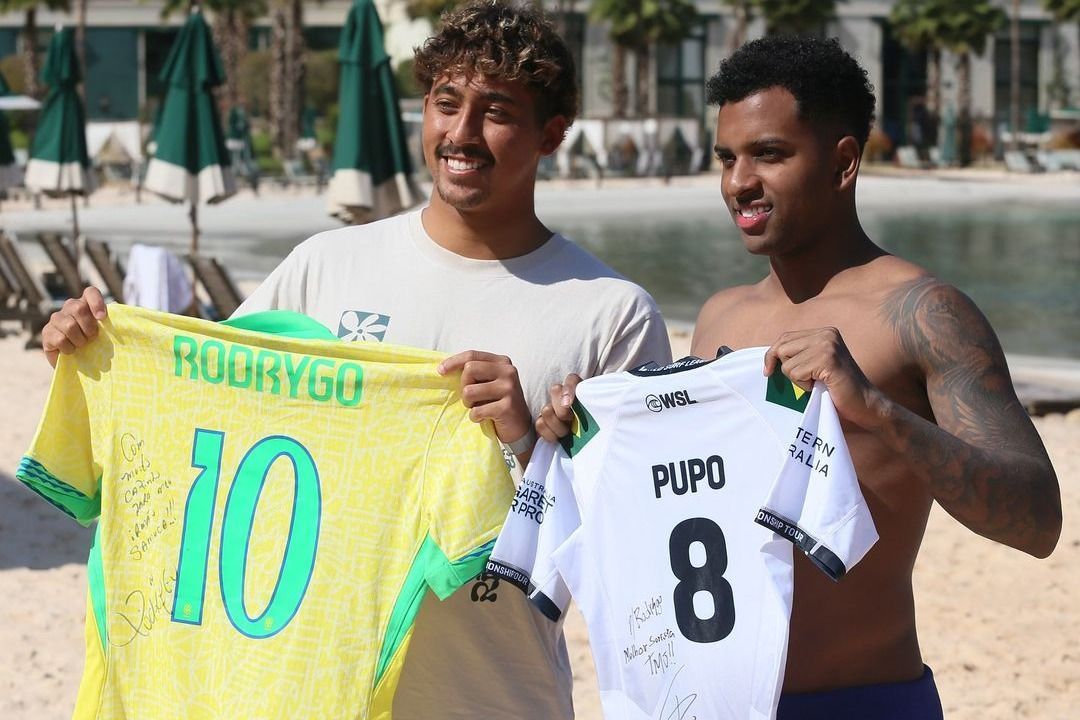 De férias, Rodrygo surfa com destaque da WSL; assista ao vídeo