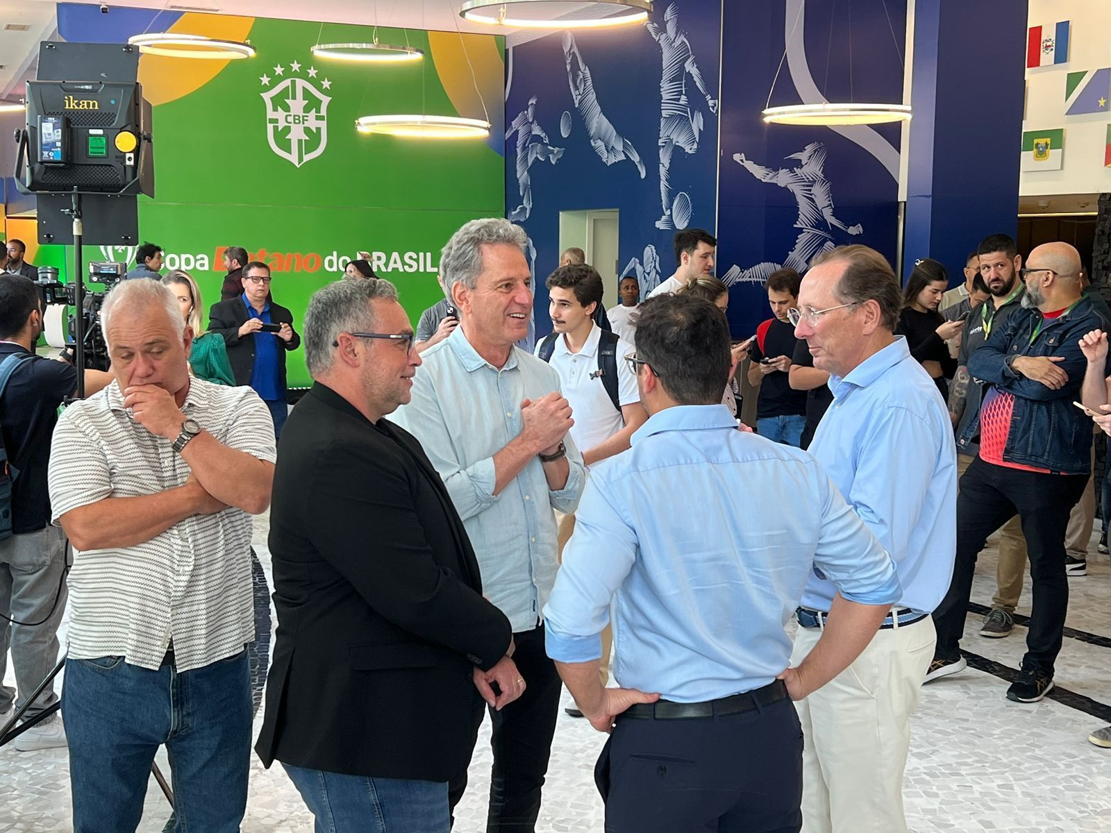 John Textor, do Botafogo, marca presença em sorteio da Copa do Brasil na CBF