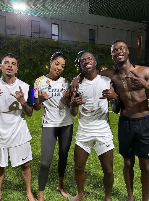 Vini Jr. e Camavinga, do Real Madrid, jogam partida de futebol com cantores