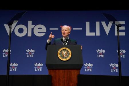 Presidente dos Estados Unidos, Joe Biden, em um palanque durante um discurso