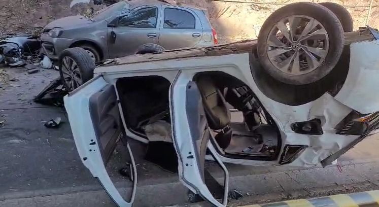 Vídeo mostra carro que caiu de barranco na avenida Mário Werneck no Buritis, em BH