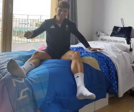 Cama anti-sexo em Paris 2024? Atleta faz 'teste' e viraliza